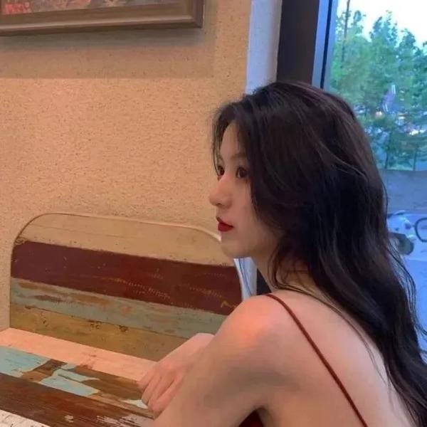 推手推车的男人